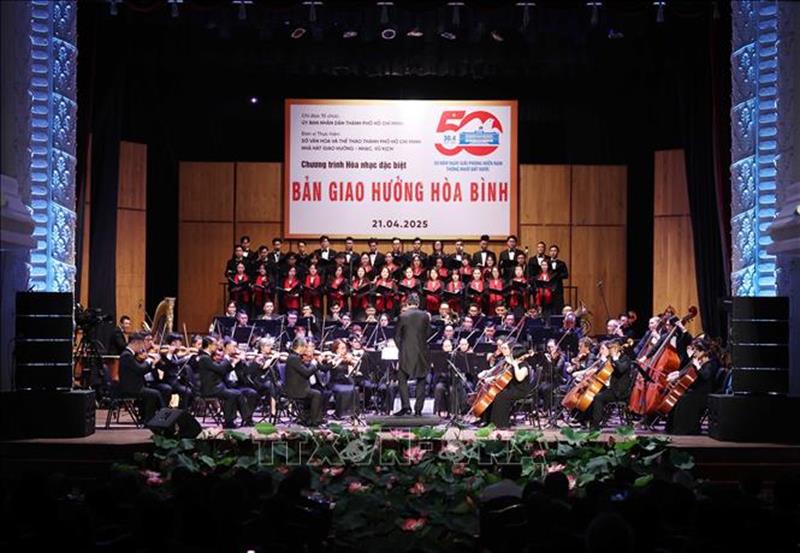 Tổng Bí thư Tô Lâm dự Chương trình hòa nhạc đặc biệt "Bản giao hưởng hòa bình"