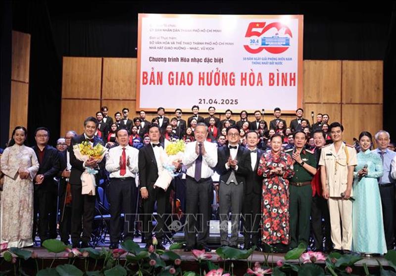 Tổng Bí thư Tô Lâm dự Chương trình hòa nhạc đặc biệt "Bản giao hưởng hòa bình"