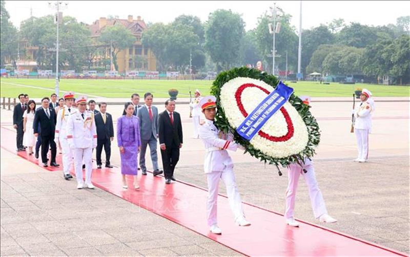 Thủ tướng Thái Lan vào Lăng viếng Chủ tịch Hồ Chí Minh; tưởng niệm các anh hùng liệt sĩ