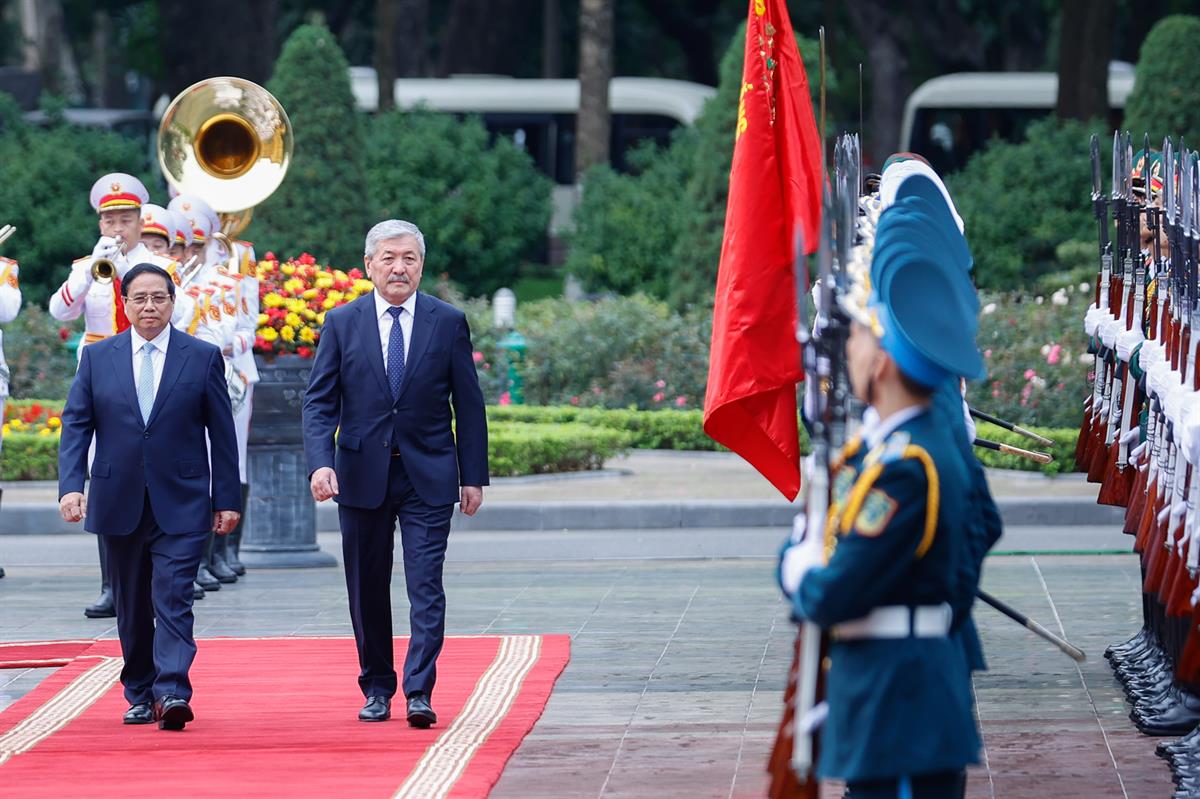 Thủ tướng Phạm Minh Chính chủ trì lễ đón chính thức Thủ tướng Kyrgyzstan