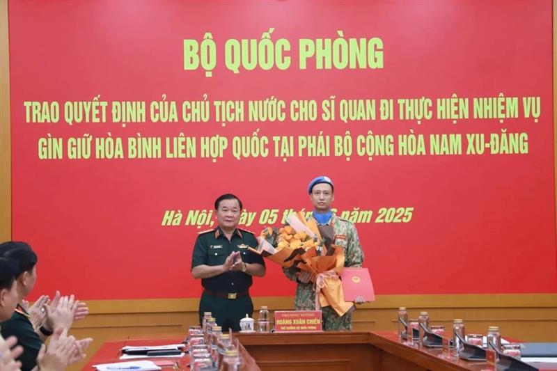 Trao Quyết định của Chủ tịch nước cho sỹ quan đi gìn giữ hòa bình tại Nam Sudan